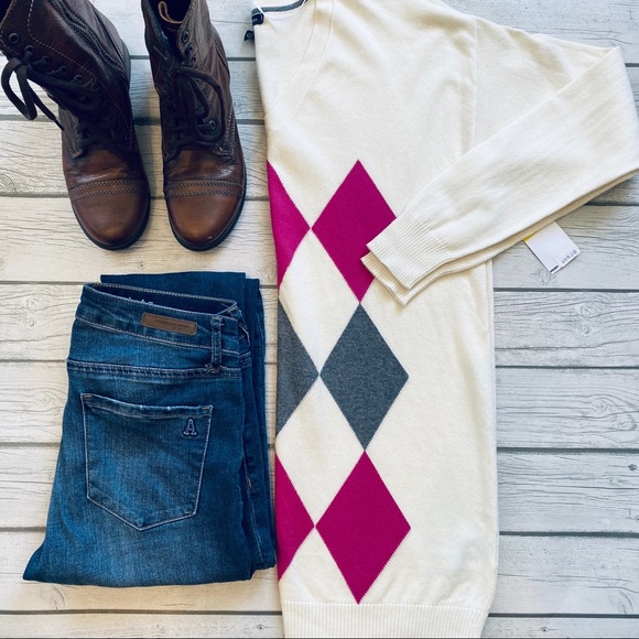 🌟SALE🌟 Tommy Hilfiger Argyle V-Neck Sweater - Picture 2 of 4